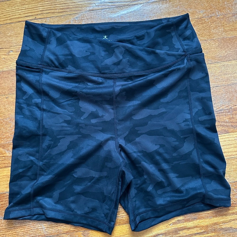 NWOT Danskin Women's Cross Waist Bike black camo Short XL